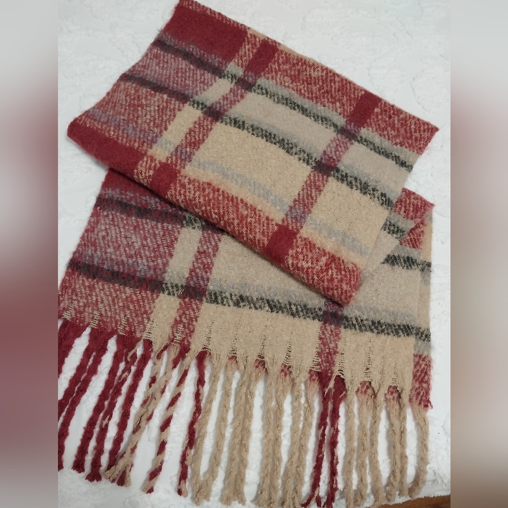Max studio scarf wrap 100% polyester